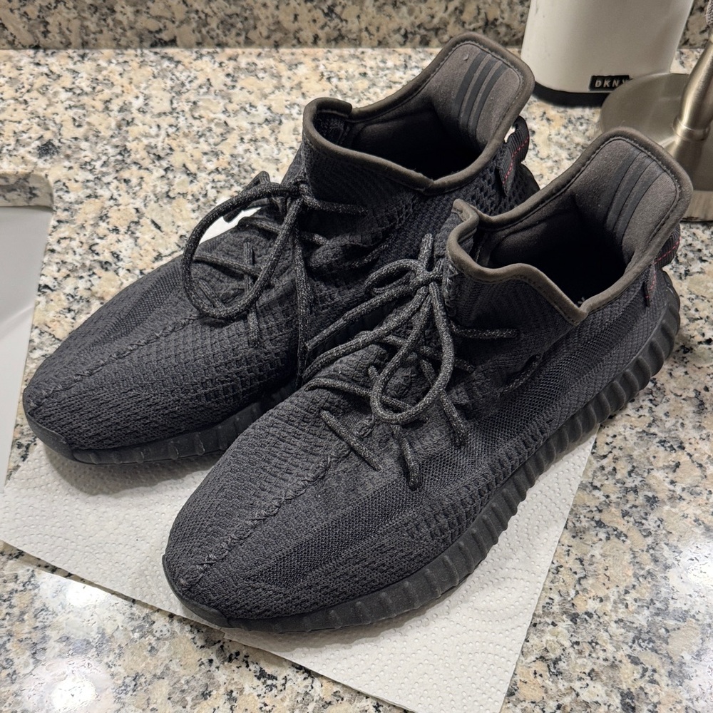 Yeezy static black reflective laces